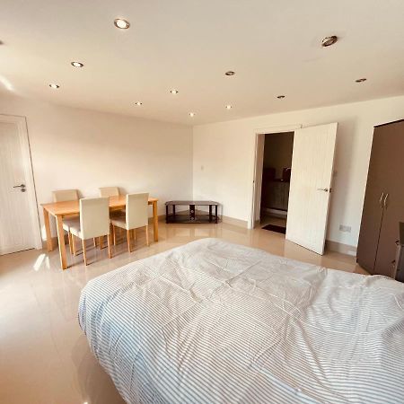 Large Studio Flat B Near Heathrow Hillingdon Esterno foto